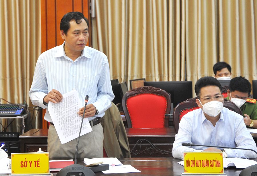 Quyền Giám đốc Sở Y tế Nguyễn Văn Giao báo cáo tình hình dịch Covid-19 trên địa bàn tỉnh.