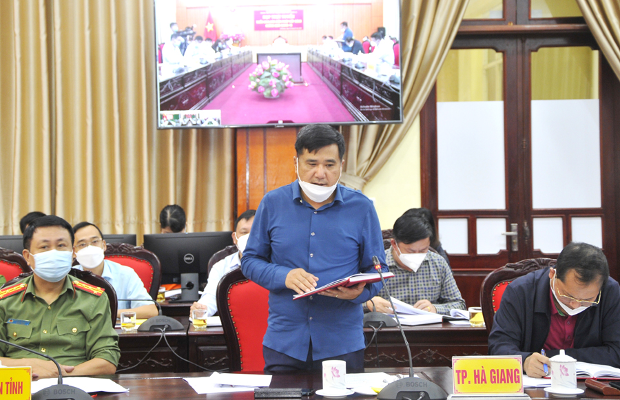 Bí thư Thành ủy Hà Giang Hầu Minh Lợi đề nghị tăng cường lực lượng y tế điều trị cho bệnh nhân Covid-19 trên địa bàn thành phố.