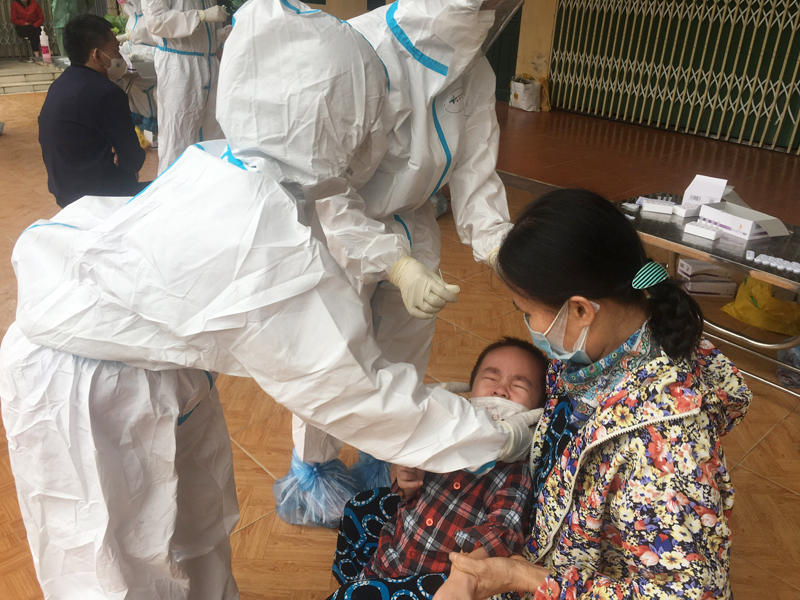 Lực lượng y tế lấy mẫu test nhanh lần 2 trên địa bàn phường Ngọc Hà
