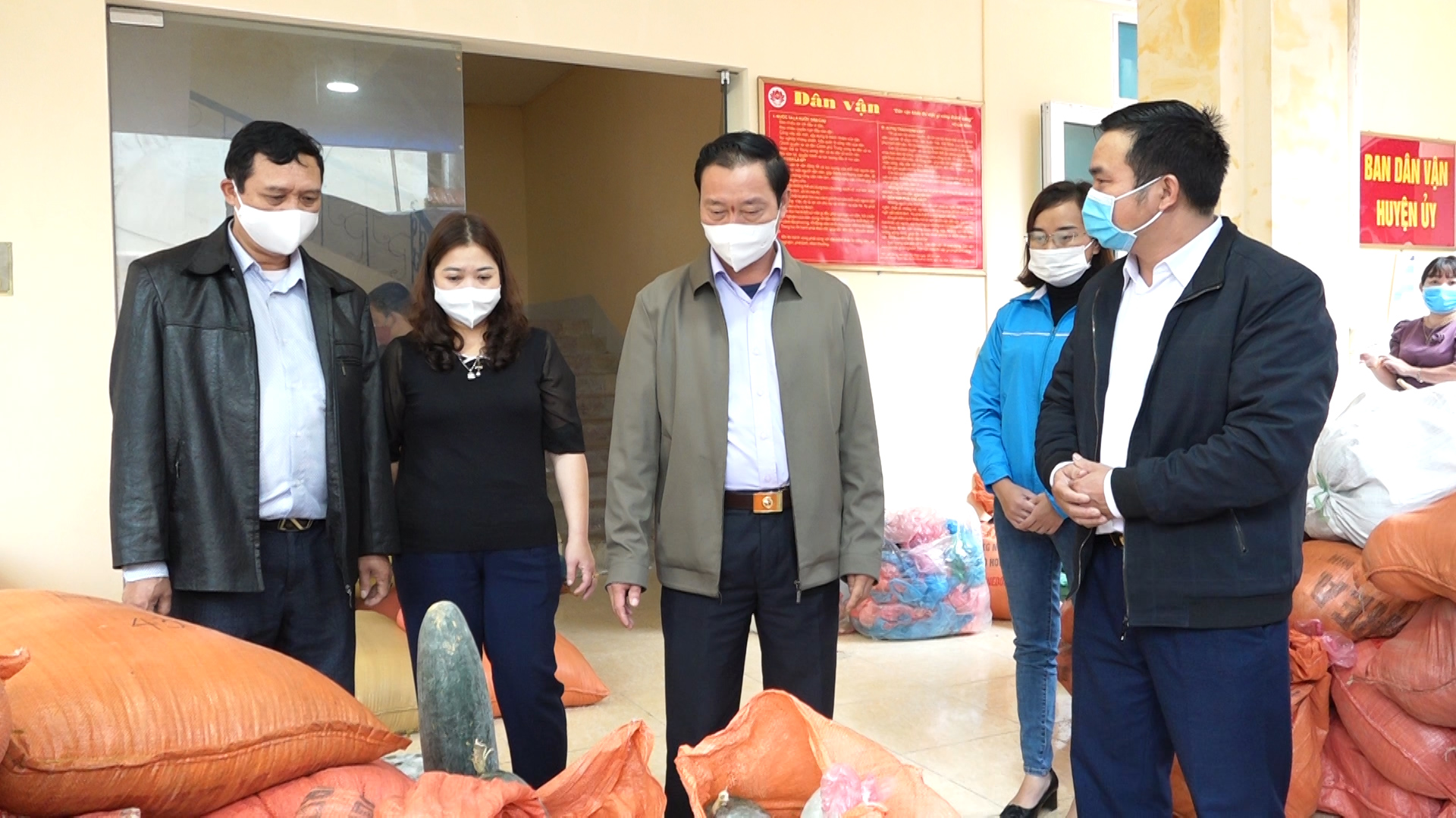 Lãnh đạo huyện Hoàng Su Phì kiểm tra việc phân loại, đóng gói thực phẩm trước khi vận chuyển về thành phố Hà Giang.
