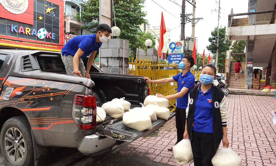 Lực lượng đoàn viên thanh niên tình nguyện thành phố vẫn đang miệt mài vận chuyển lương thực hỗ trợ các địa chỉ gặp khó khăn do dịch bệnh.