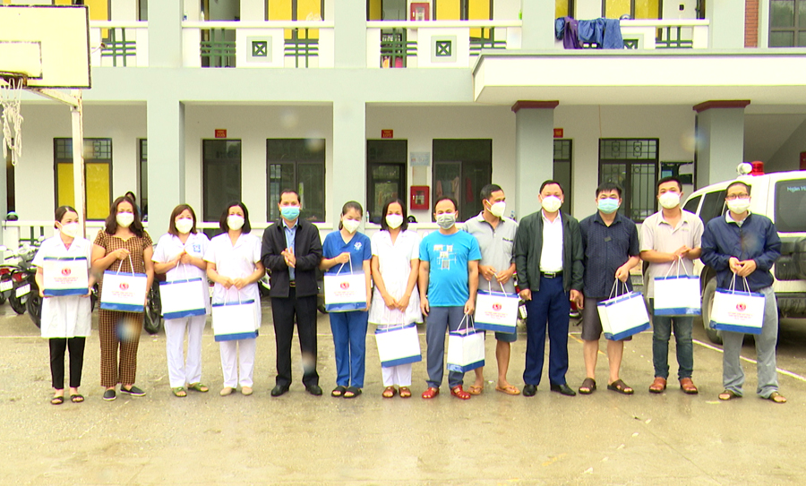 Lãnh đạo UBND thành phố tặng quà lực lượng y tế tham gia hỗ trợ công tác phòng, chống dịch bệnh Covid-19.