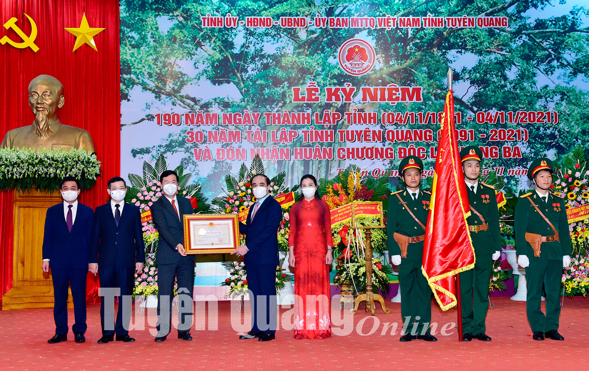 Thay mặt lãnh đạo Đảng, Nhà nước, Thường trực Ban Bí thư Võ Văn Thưởng trao tặng Huân chương Độc lập hạng Ba cho tỉnh Tuyên Quang.