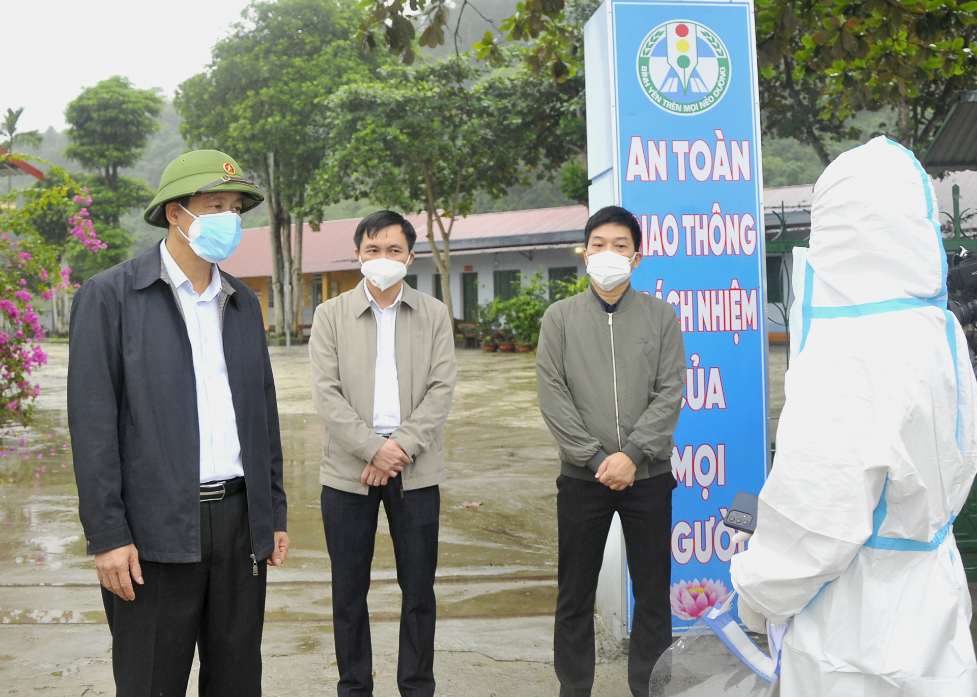 Chủ tịch UBND tỉnh kiểm tra khu cách ly các đối tượng F0 tại Trường Phổ thông Dân tộc bán trú Tiểu học xã Thuận Hoà.