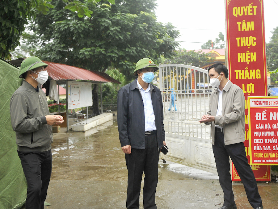 Chủ tịch UBND tỉnh Nguyễn Văn Sơn kiểm tra khu cách ly các đối tượng F1 tại Trường Phổ thông Dân tộc bán trú THCS xã Thuận Hoà.