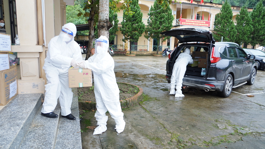 Trang thiết bị bảo hộ y tế được vận chuyển đến Hội trường UBND xã Thuận Hòa