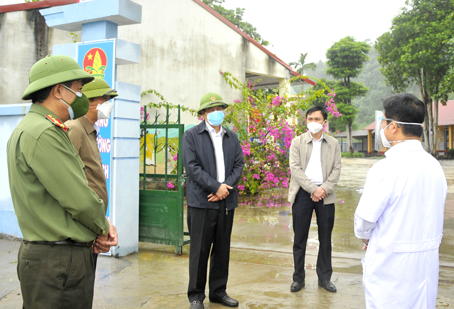 Chủ tịch UBND tỉnh Nguyễn Văn Sơn kiểm tra công tác phòng, chống dịch Covid-19 tại Trường Phổ thông Dân tộc bán trú Tiểu học xã Thuận Hòa (Vị Xuyên).