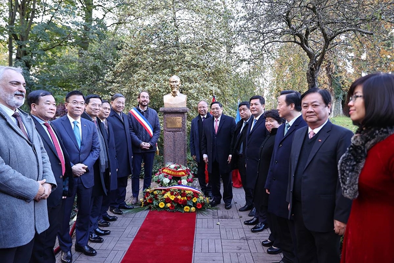 Đoàn đại biểu cấp cao Việt Nam do Thủ tướng Chính phủ Phạm Minh Chính dẫn đầu đến thăm và dâng hoa trước tượng đài Bác Hồ tại Công viên Montreau 
