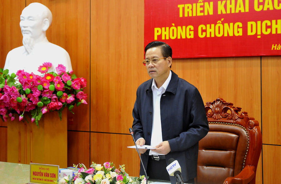 Chủ tịch UBND tỉnh Nguyễn Văn Sơn phát biểu tại hội nghị. 
