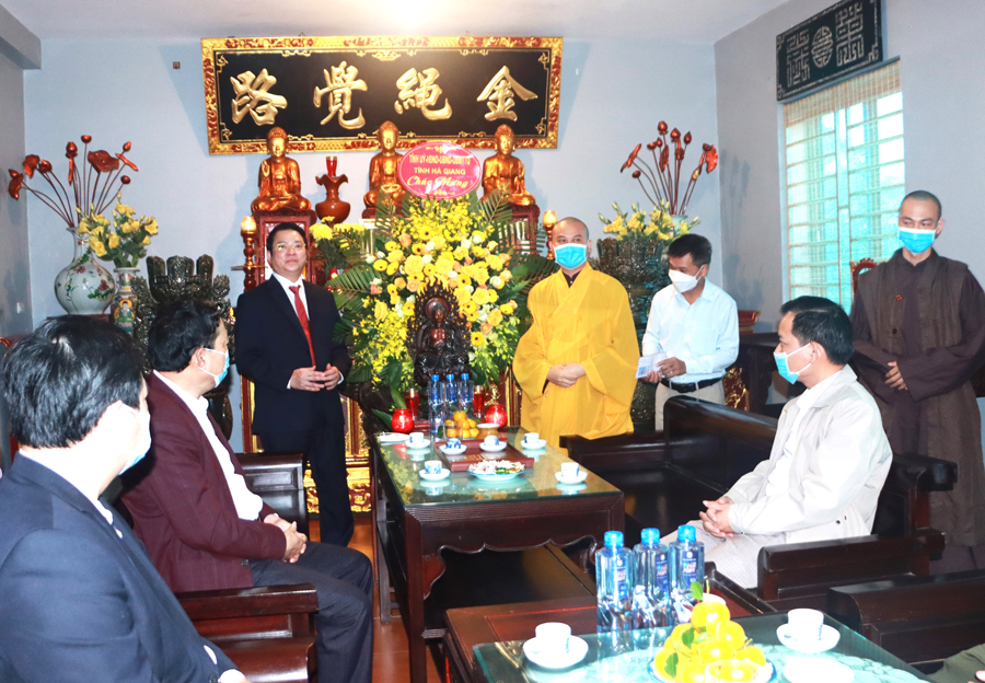 Trưởng Ban Dân vận Tỉnh ủy Trần Mạnh Lợi tặng hoa chúc mừng Ban Trị sự Giáo hội Phật giáo Việt Nam tỉnh