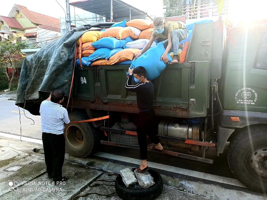 Nhân dân thành phố Hà Giang vận chuyển gạo ủng hộ các đối tượng khó khăn do Covid-19 huyện Yên Minh