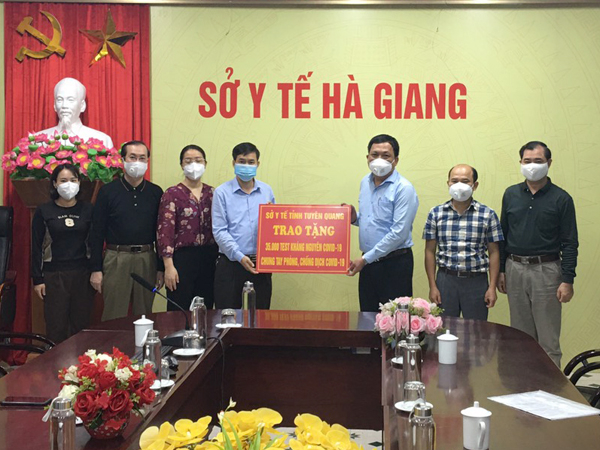Lãnh đạo Sở Y tế Hà Giang tiếp nhận 35.000 test nhanh do Sở Y tế Tuyên Quang trao tặng