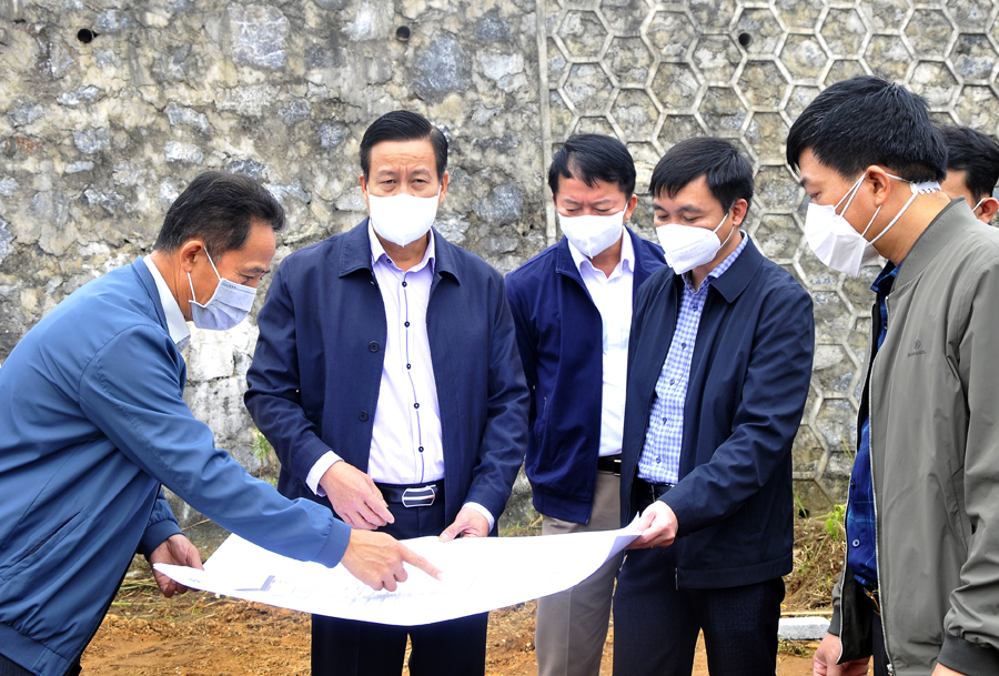 Chủ tịch UBND tỉnh Nguyễn Văn Sơn kiểm tra công tác xây dựng Đền Thượng tại Nghĩa trang Liệt sỹ Quốc gia Vị Xuyên.