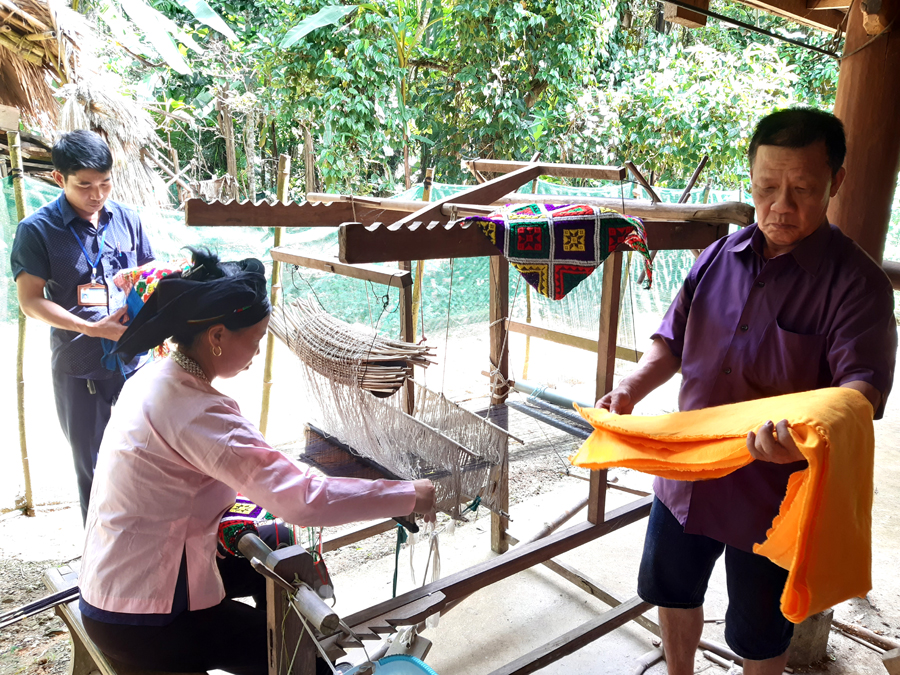 Chị Hoàng Thị Vẽ, thôn Trung duy trì nghề dệt vải truyền thống.