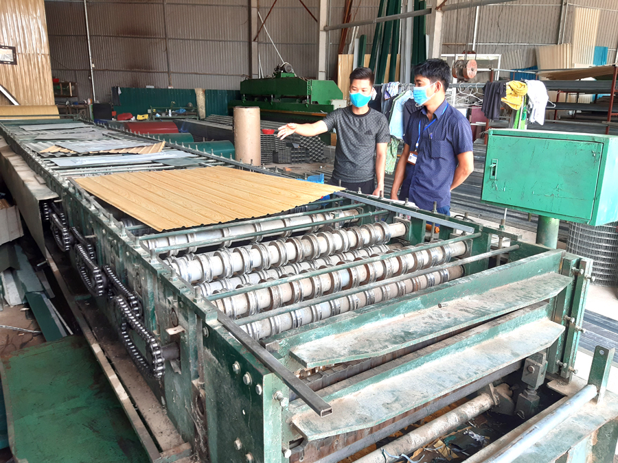 Xưởng sản xuất tôn thép Nhất Cảnh, thôn Chang đầu tư máy móc hiện đại nhằm nâng cao chất lượng sản phẩm.