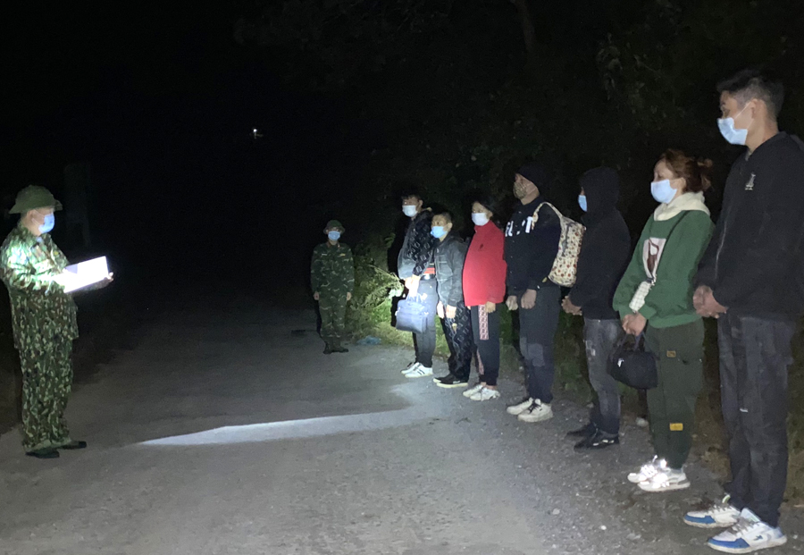 Lực lượng chức năng lấy lời khai các công dân bị bắt giữ tại khu vực Mốc 477.