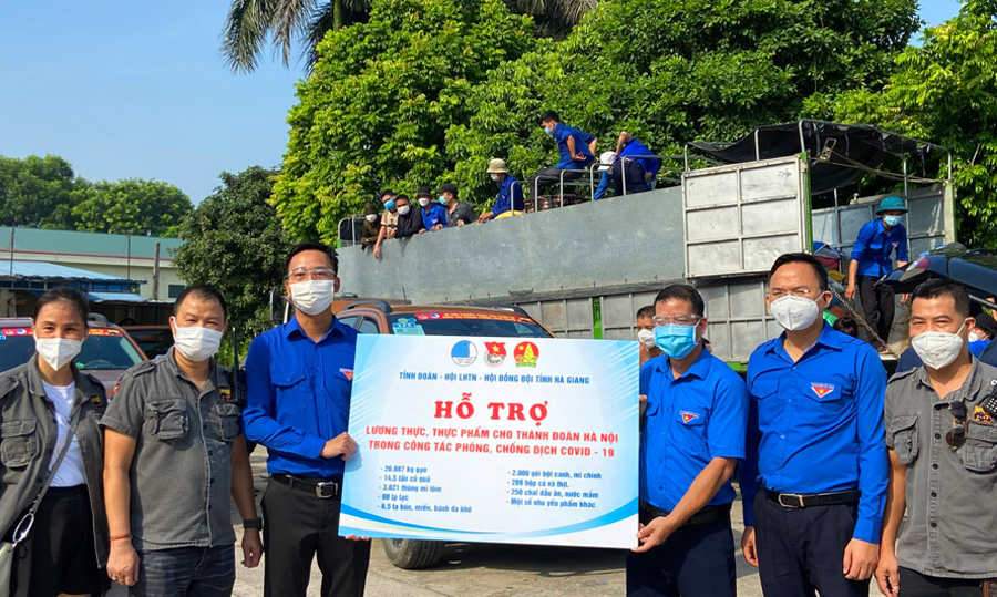 Phó Bí thư Tỉnh đoàn, Chủ tịch Hội Liên hiệp thanh niên Việt Nam tỉnh Hà Giang Thèn Văn Quân gửi tặng các nguồn lực hỗ trợ nhân dân và thanh, thiếu nhi Thủ đô.