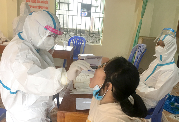 Lực lượng y tế lấy mẫu test nhanh cho người dân thành phố Hà Giang