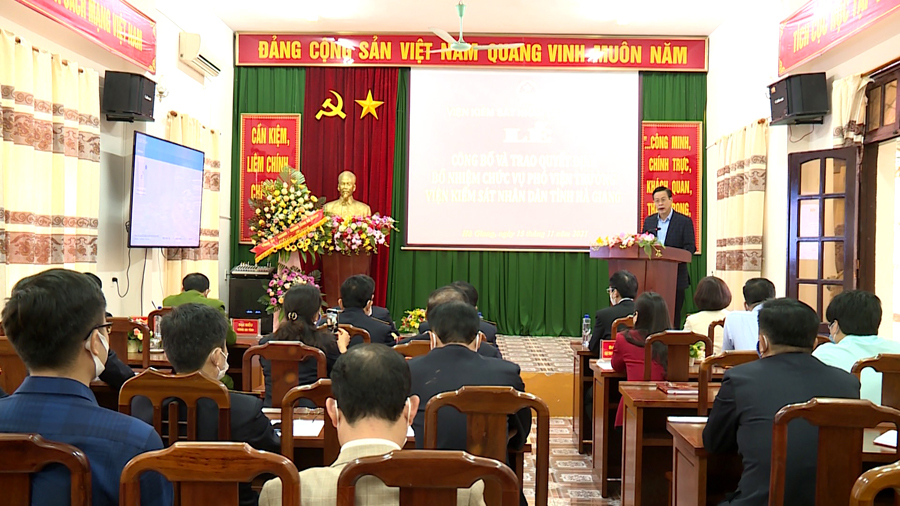 Chủ tịch UBND tỉnh Nguyễn Văn Sơn phát biểu giao nhiệm vụ cho đồng chí Nguyễn Thị Mai Lập.