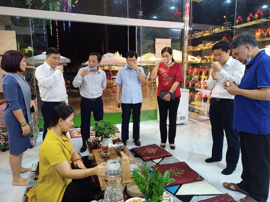 Chè Shan tuyết, một sản phẩm OCOP tiêu biểu của tỉnh Hà Giang. (Trong ảnh: Các đồng chí lãnh đạo tỉnh tham quan, thưởng thức chè Shan tuyết tại Cửa hàng giới thiệu và bán các sản phẩm đặc trưng tỉnh) (Ảnh chụp trước ngày 30.4.2021)