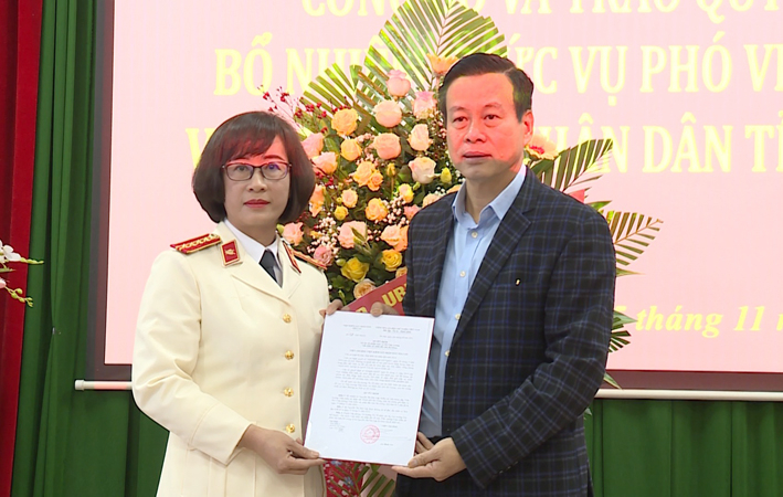 Chủ tịch UBND tỉnh Nguyễn Văn Sơn trao Quyết định cho đồng chí Nguyễn Thị Mai Lập.