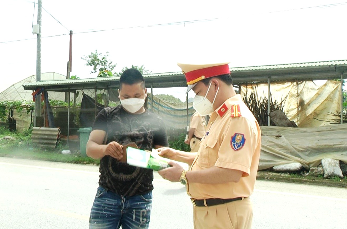 Công an huyện Quản Bạ kiểm tra giấy tờ theo quy định đối với người tham gia giao thông