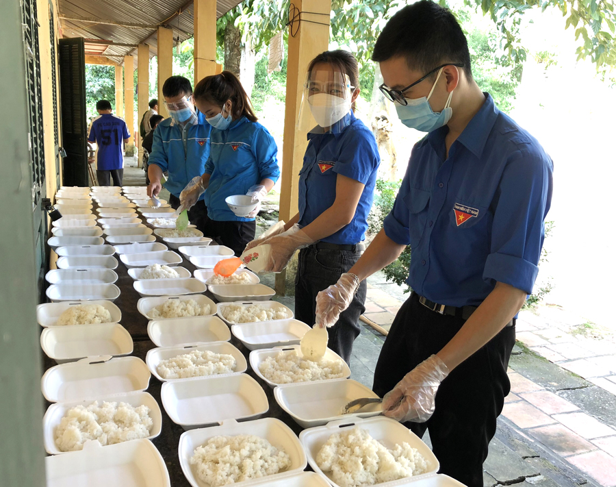 Đoàn viên, thanh niên nấu cơm cho những người cách ly tại thị trấn Yên Phú. Ảnh: CTV