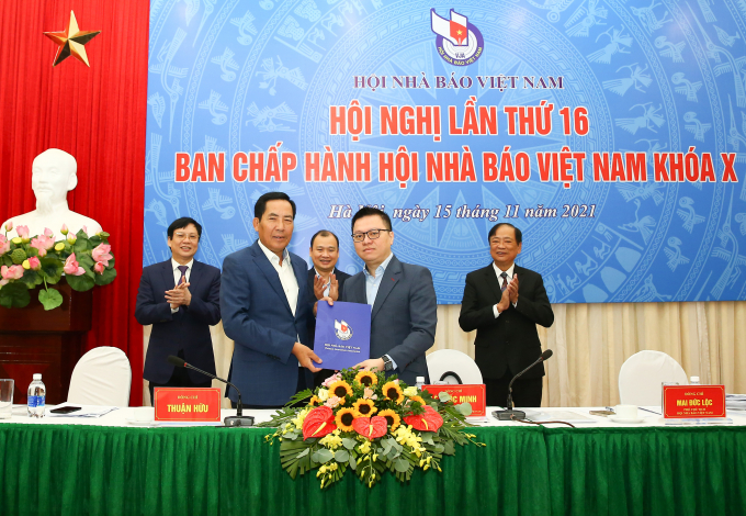 Hội nghị tiến hành tổ chức lễ bàn giao chức vụ Chủ tịch Hội Nhà báo Việt Nam