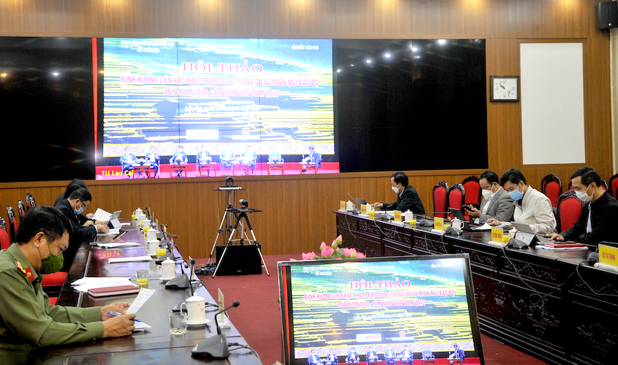 Các đại biểu dự hội thảo trực tuyến tại điểm cầu Hà Giang.