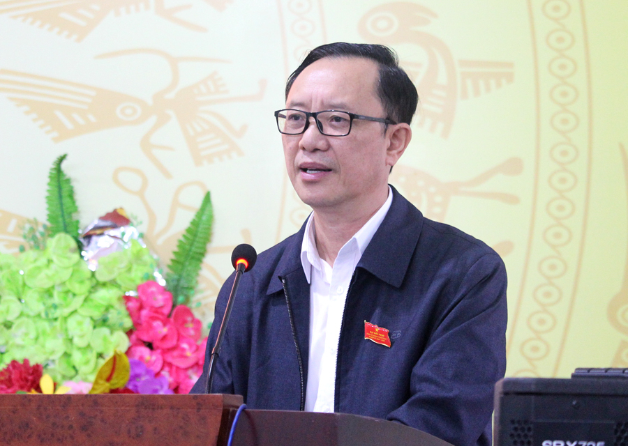 Phó Bí thư Thường trực Tỉnh ủy, Chủ tịch HĐND tỉnh Thào Hồng Sơn phát biểu tại buổi tiếp xúc. 