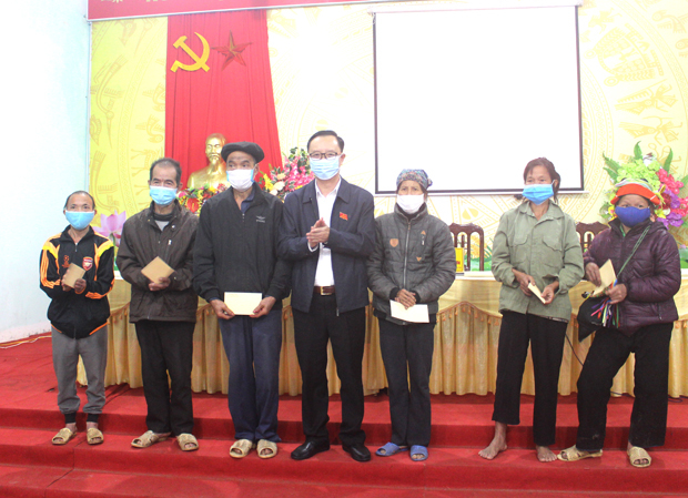 Phó Bí thư Thường trực Tỉnh ủy, Chủ tịch HĐND tỉnh tặng quà cho các hộ nghèo xã Quảng Ngần và Việt Lâm.