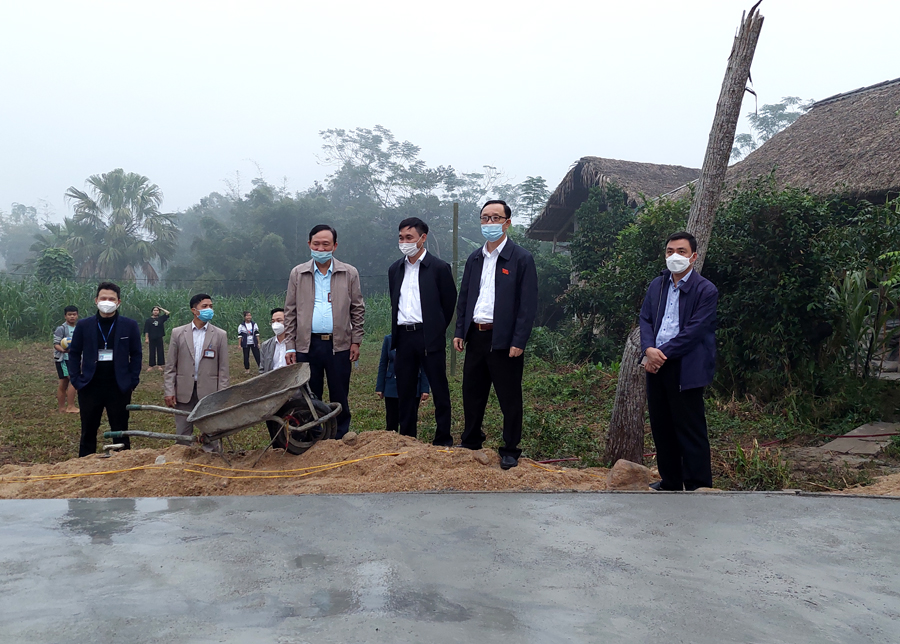 Phó Bí thư Thường trực Tỉnh ủy, Chủ tịch HĐND tỉnh Thào Hồng Sơn thăm, kiểm tra một số tuyến đường bê tông tại thôn Lèn, xã Việt Lâm