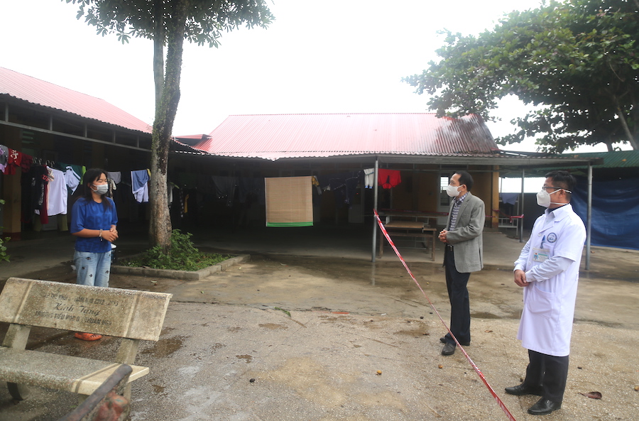 Phó Chủ tịch UBND tỉnh Trần Đức Quý thăm hỏi, động viên  học sinh đang thực hiện cách ly y tế tập trung xã Thuận Hòa.