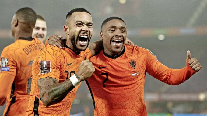 Depay và Berwijn mừng bàn ấn định thắng lợi 2-0 cho Hà Lan ở phút bù giờ trận đấu tại Rotterdam.