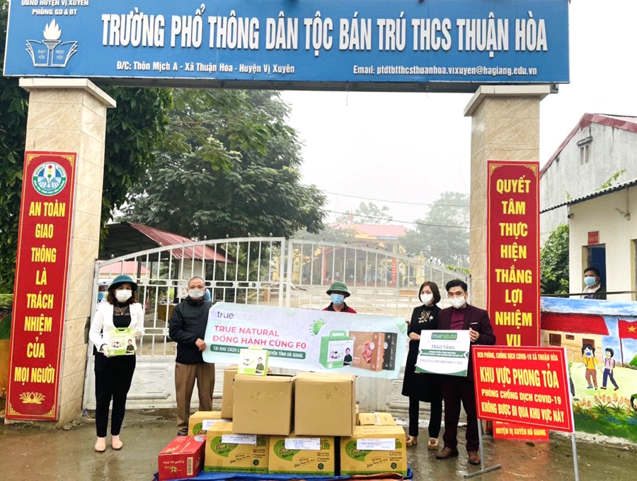 Đại diện các đơn vị trao quà hỗ trợ phòng, chống dịch Covid-19 cho xã Thuận Hòa.