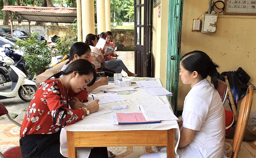 Cán bộ Trạm y tế xã Ngọc Đường (thành phố Hà Giang) tuyên truyền về mất cân bằng giới tính khi sinh cho người dân. 			    Ảnh: Tư liệu