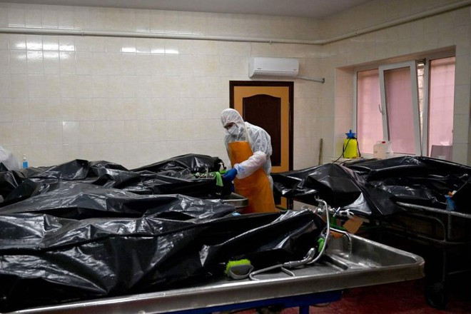 Nhân viên y tế tại nhà xác bệnh viện điều trị bệnh nhân Covid-19 ở Kiev, Ukraine hôm 2/11.
