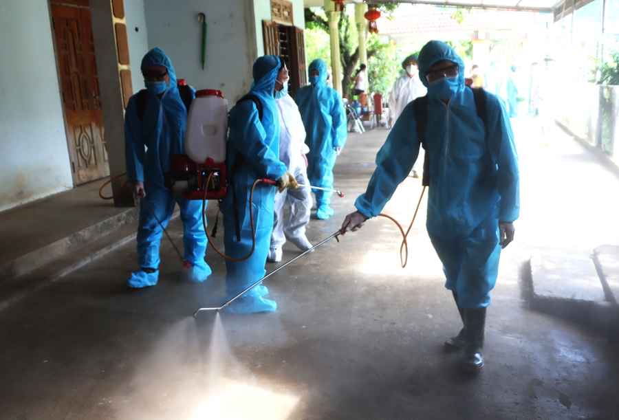 Xã Ngọc Đường (thành phố Hà Giang) tổ chức phun tiêu độc khử trùng tại các ổ dịch tả lợn châu Phi trên địa bàn.