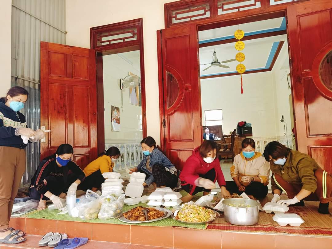 Chị em tổ 5, thị trấn Vinh Quang chuẩn bị những suất cơm hỗ trợ người dân trong khu cách ly và lực lượng trực chốt kiểm soát.