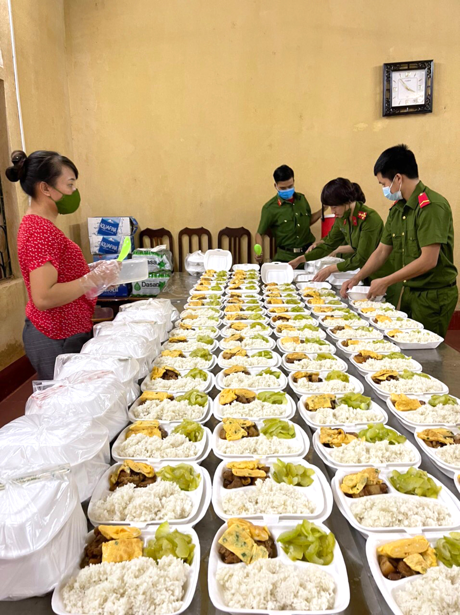 Hội Phụ nữ Trại tạm giam chuẩn bị suất cơm phục vụ công nhân lao động từ các tỉnh phía Nam trở về địa phương.