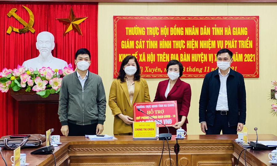 Phó Chủ tịch Thường trực HĐND tỉnh Chúng Thị Chiên trao 10 triệu đồng ủng hộ công tác phòng, chống Covid-19 huyện Vị Xuyên.