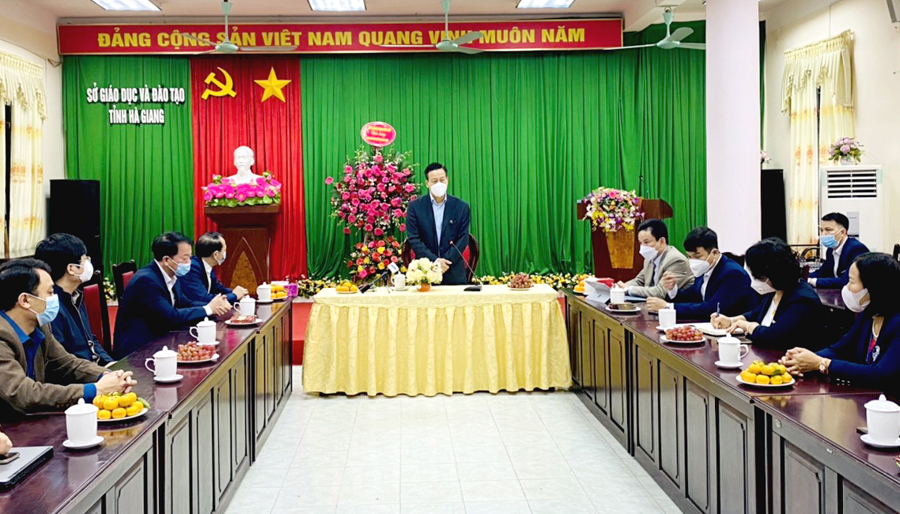 Chủ tịch UBND tỉnh Nguyễn Văn Sơn phát biểu chúc mừng tập thể lãnh đạo, cán bộ công chức, viên chức Sở GD&ĐT nhân Ngày Nhà giáo Việt Nam.
