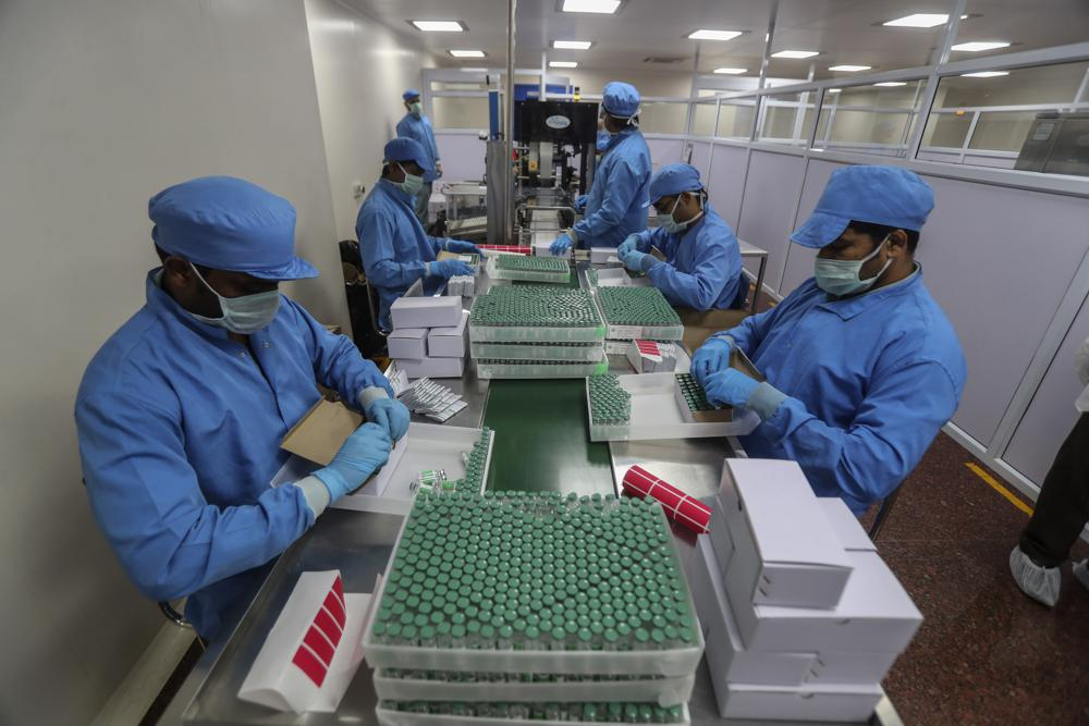Nhân viên đóng gói vaccine Covishield, một phiên bản của AstraZeneca tại nhà máy của SII.