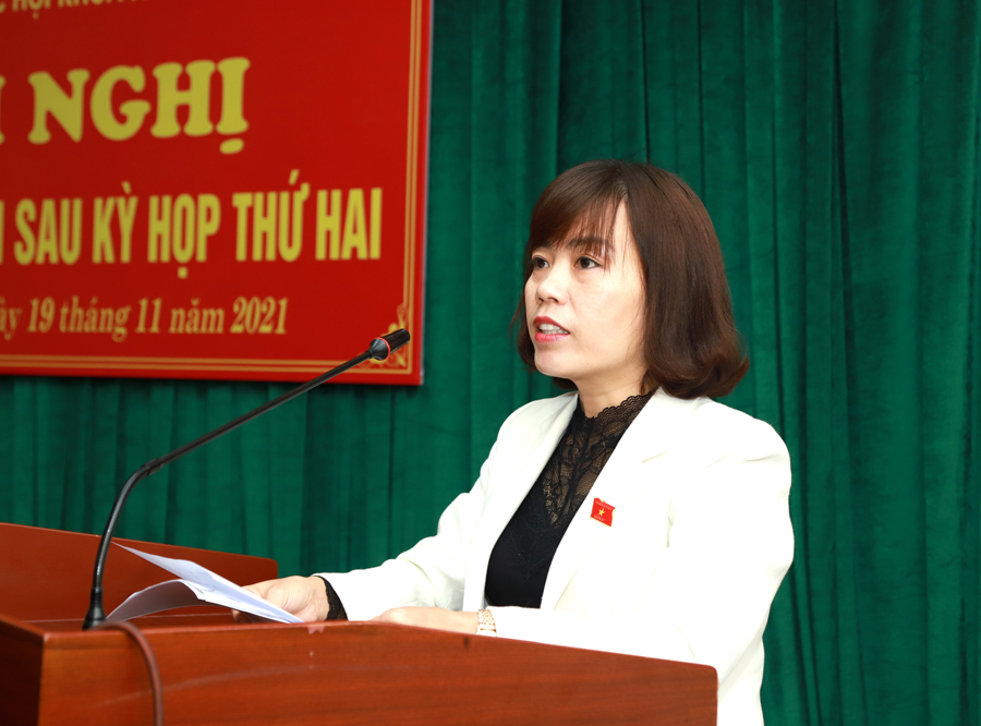 Phó trưởng đoàn ĐBQH tỉnh Lý Thị Lan báo cáo kết quả kỳ họp thứ 2 tới cử tri