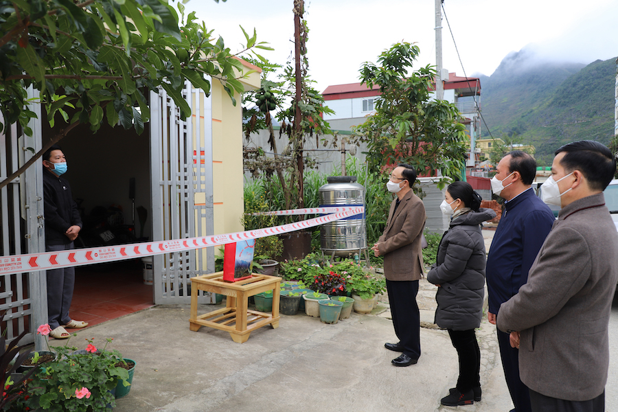 Đồng chí Thào Hồng Sơn cùng lãnh đạo huyện Mèo Vạc đến thăm hỏi, trao quà cho gia đình có ca F0 cách ly tại nhà.