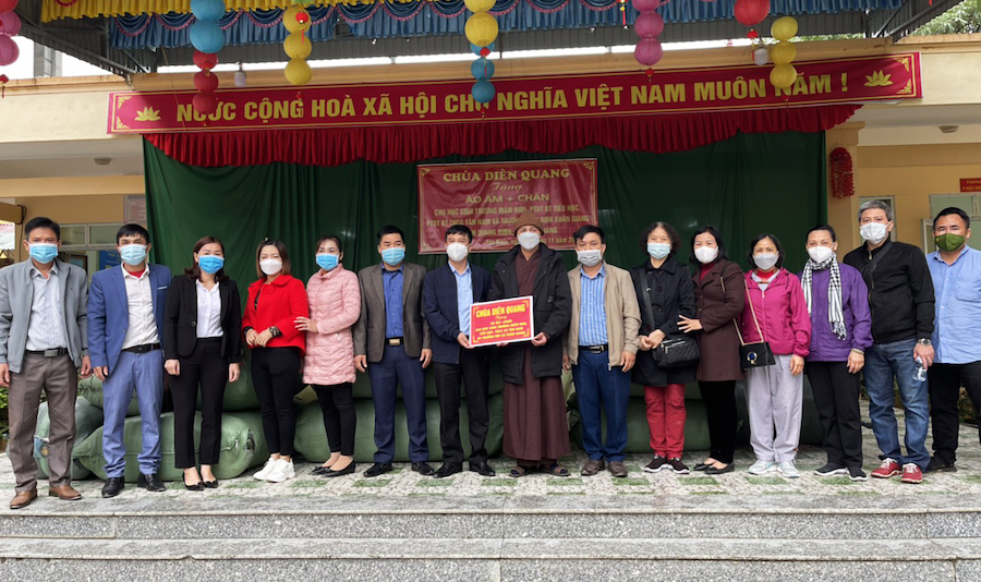 Đoàn từ thiện tỉnh Bắc Ninh tặng quà cho học sinh xã Xuân Giang, Quang Bình. (Ảnh CTV)