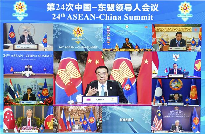 Thủ tướng Trung Quốc Lý Khắc Cường (giữa) dự Hội nghị Cấp cao ASEAN-Trung Quốc lần thứ 24 diễn ra dưới hình thức trực tuyến, ngày 26/10/2021. 
