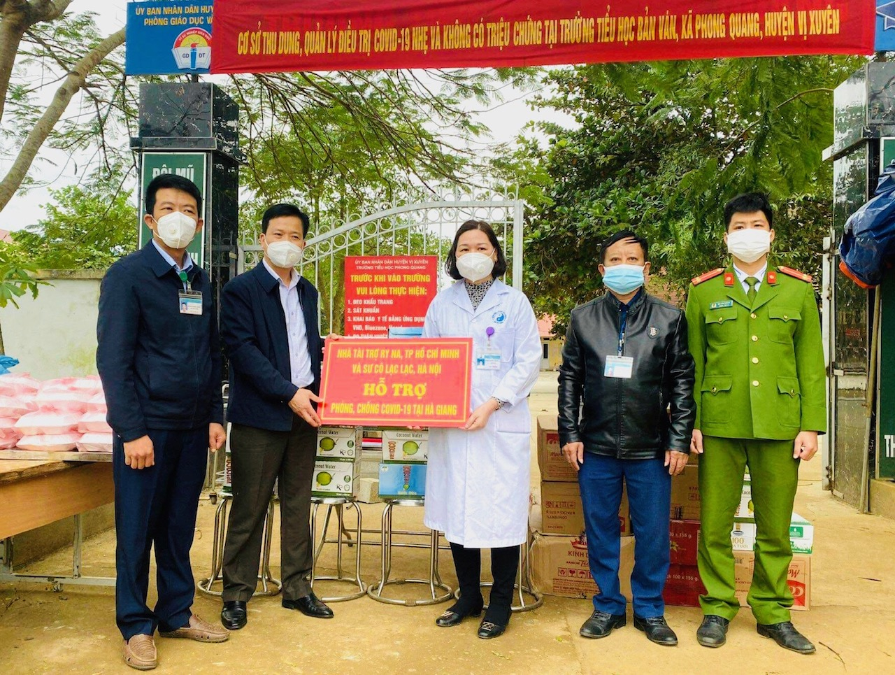Chủ nhiệm UBKT Tỉnh ủy Trần Quang Minh cùng các nhà hảo tâm trao quà hỗ trợ phòng, chống Covid-19 tại xã Phong Quang.