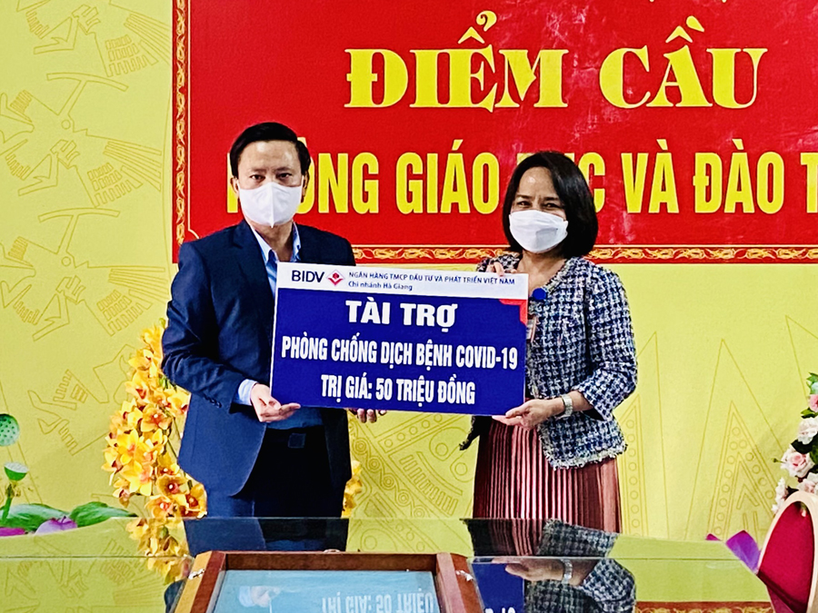 Lãnh đạo Ngân hàng BIDV Hà Giang trao 50 triệu đồng cho Phòng GD&ĐT huyện Vị Xuyên.