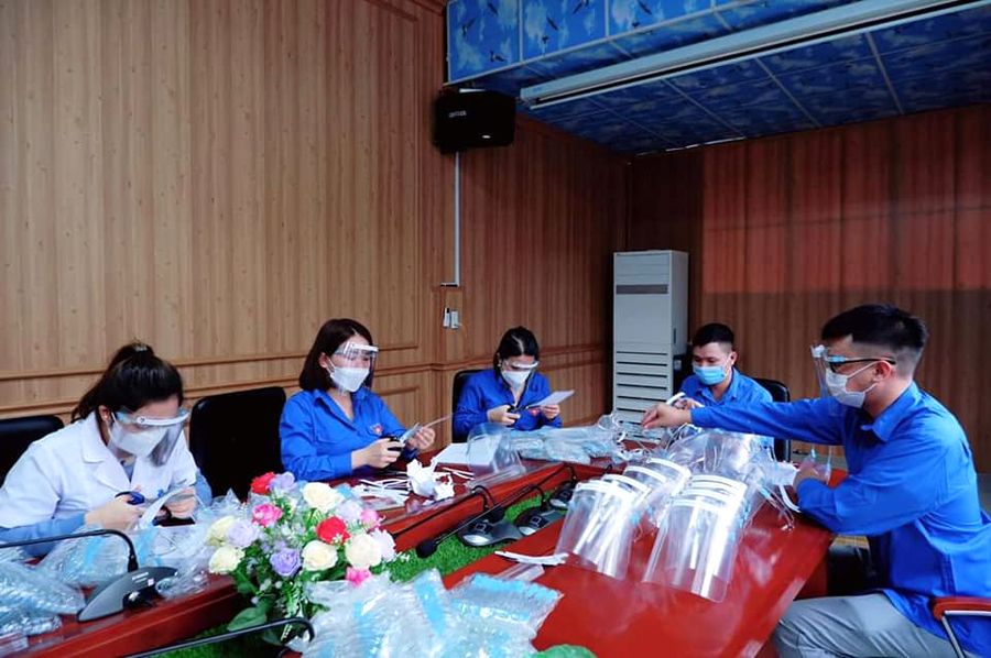 Các đoàn viên Chi đoàn Bệnh viện ĐKKV Bắc Quang tranh thủ giờ nghỉ trưa và buổi chiều sau ca trực để tự sản xuất kính chắn giọt bắn